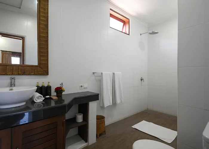 Rumah Kedua - 3 Bedrooms , Villa *